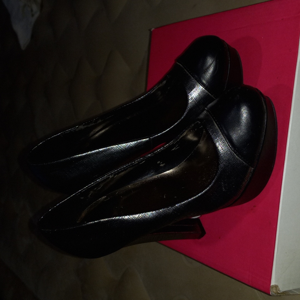 Shoes. - Picture 4 of 6